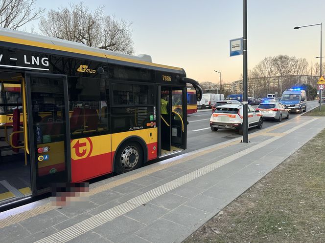 Tragiczne potrącenie w Warszawie. 16-latka została wciągnięta pod autobus. Wstrząsające szczegóły 