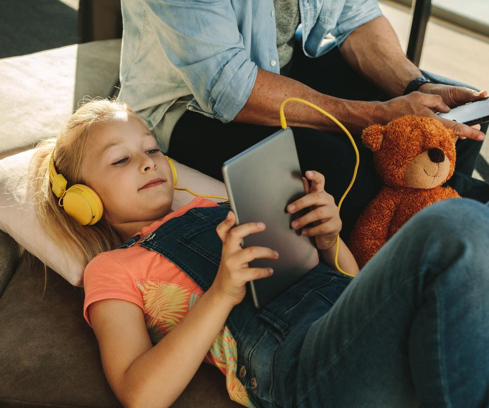 Dziecko w słuchawkach to już norma. Sprawdź, co zrobić, by nie szkodziły