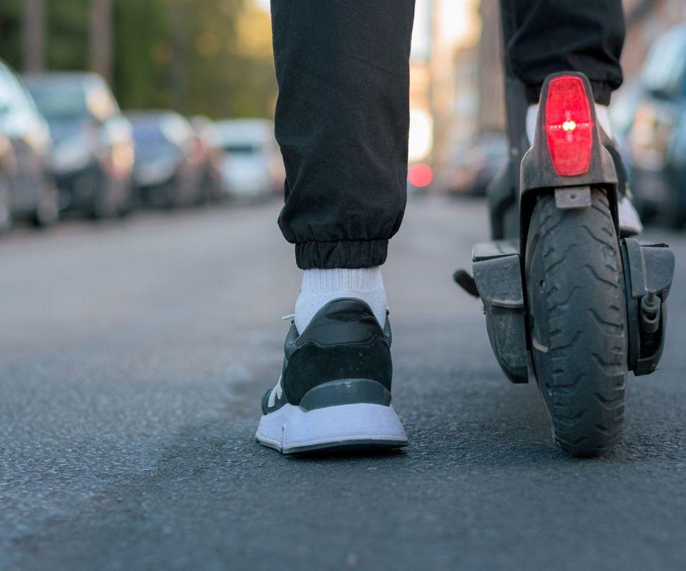 Dziecko wywróciło się na hulajnodze. Policjanci przypominają o przepisach