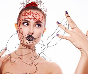 Natłok myśli - objaw m.in. nerwicy i nadczynności tarczycy. Przyczyny i leczenie gonitwy myśli