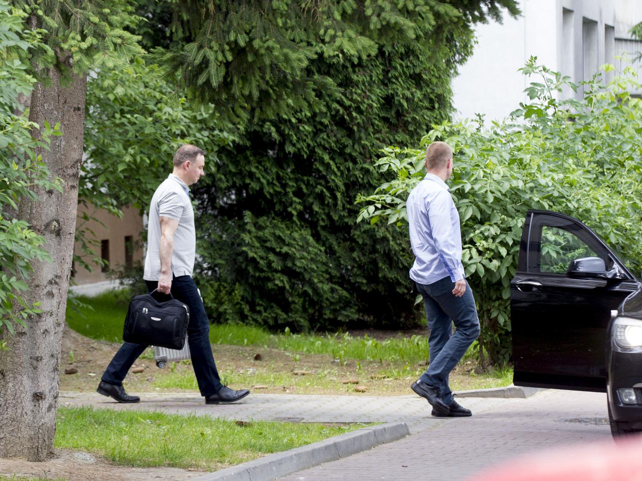 Prezydent Duda sam DŹWIGA walizkę [ZDJĘCIA]