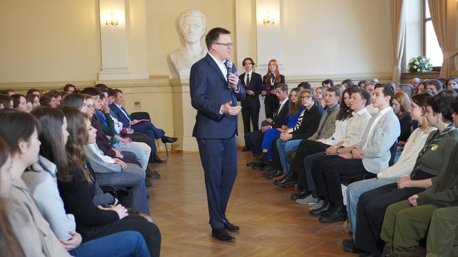 Marszałek Szymon Hołownia przeprowadził lekcję obywatelską w V LO w Krakowie