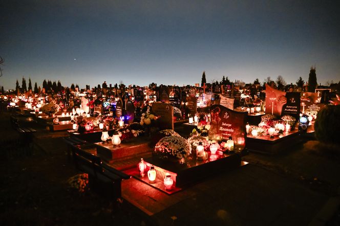 1 listopada na Cmentarzu Łostowickim w Gdańsku. Tak wygląda w dniu Wszystkich Świętych