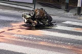 Kraków. Kraksa osobówek w Nowej Hucie. Auto staranowało słup