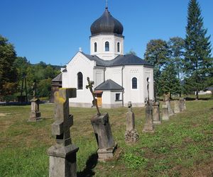 To dawna wieś królewska w Małopolsce. W pobliżu cerkwi wydobywano ropę naftową