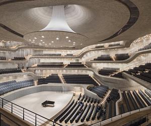 Główna sala koncertowa ma wysokość 25 m, rozpiętość dochodzącą do 50 m i może pomieścić 2100 osób
