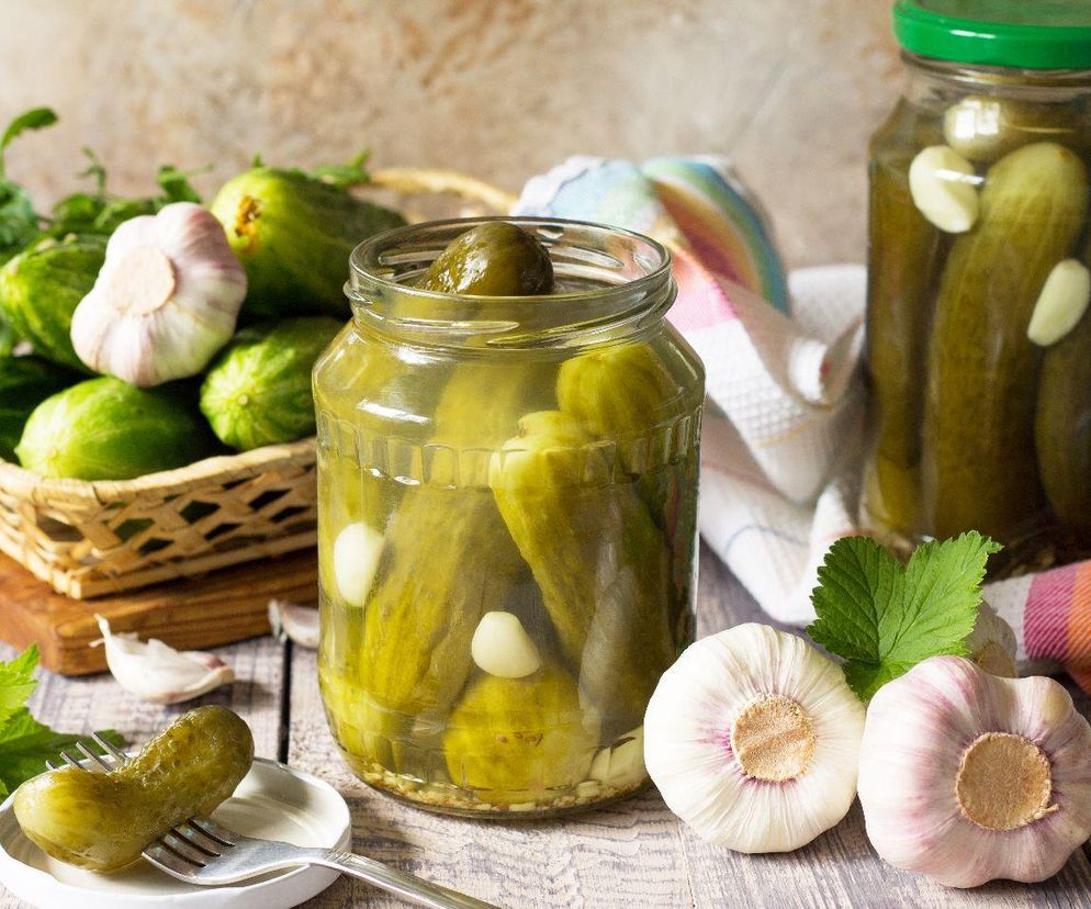 Kiedy kiszę ogórki w słoikach, zawsze dodaję ten składniki. Chrupią i nie są puste w środku