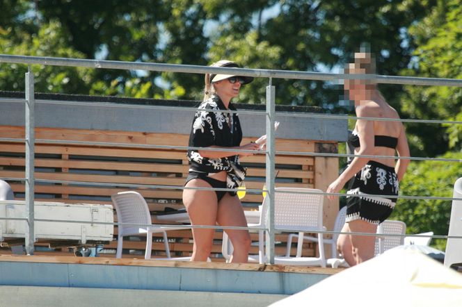 Marlena Muranowicz, wkrótce była żona Mroczka w bikini na plaży.