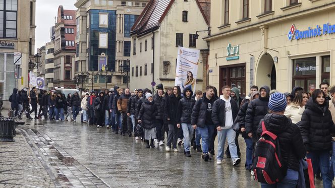 Polonez dla Fredry 2025 we Wrocławiu. Maturzyści zatańczyli na Rynku [ZDJĘCIA]