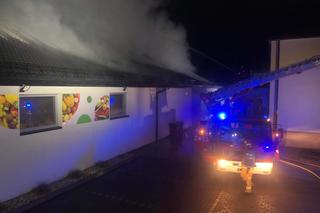 Nocny pożar marketu pod Kaliszem! W środku eksplodowały fajerwerki [ZDJĘCIA]