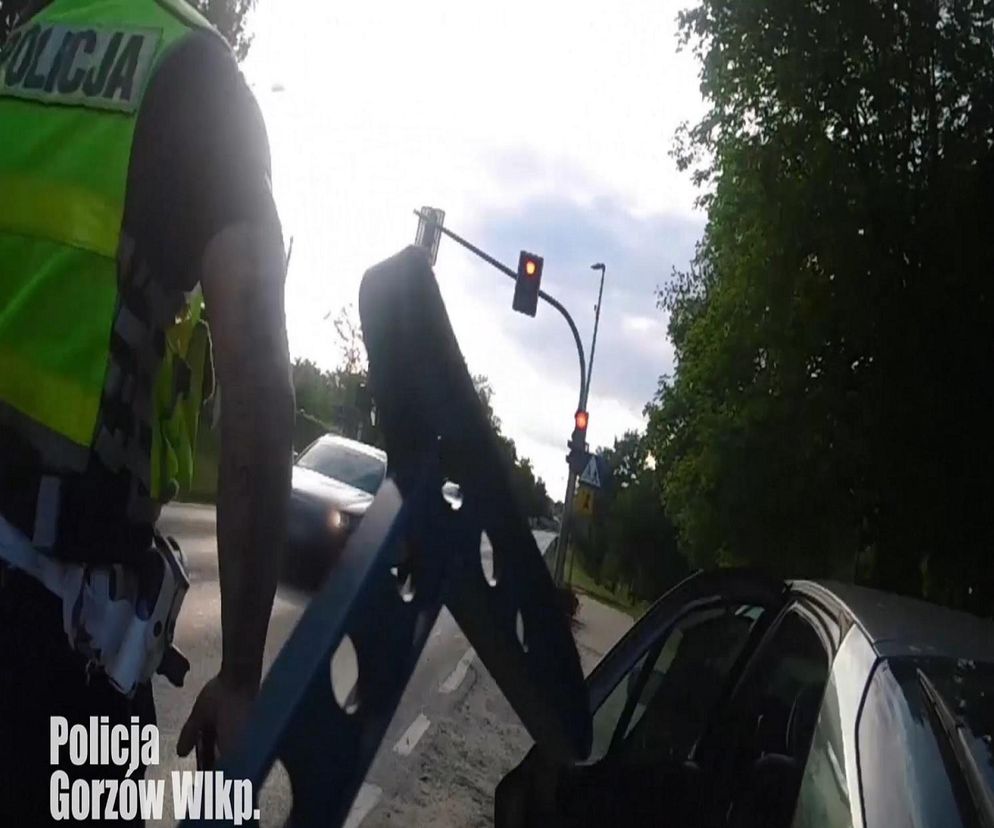 Dramatyczne chwile na ulicy w Kłodawie. Eskorta dziecka