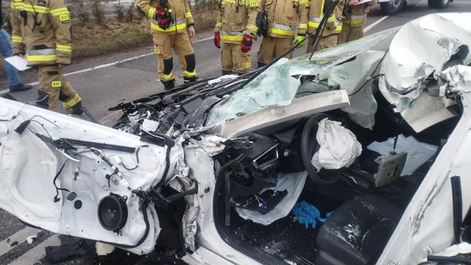 Tragiczny wypadek pod Lesznem. Przód osobówki został kompletnie zmiażdżony. Strażacy wycinali z wraku poszkodowaną