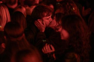 Maciej Musiał całował ukochaną na balkonie