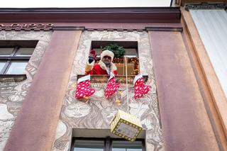 Święty Mikołaj w oknie! Co robi? Rozdaje gadżety [ZDJĘCIA]