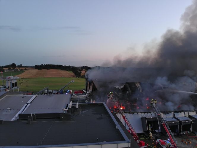  Kawle. Pożar zakładu przetwórstwa drobiowego. 120 strażaków walczy z żywiołem w czwartek, 14 sierpnia. Jeden z nich zaginął [ZDJĘCIA]