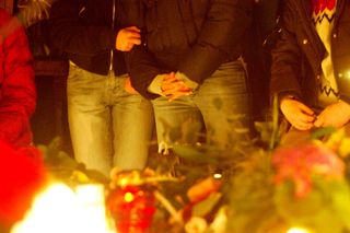 Wierni zgromadzeni przed warszawskim kościołem św. Anny po śmierci papieża Jana Pawła II