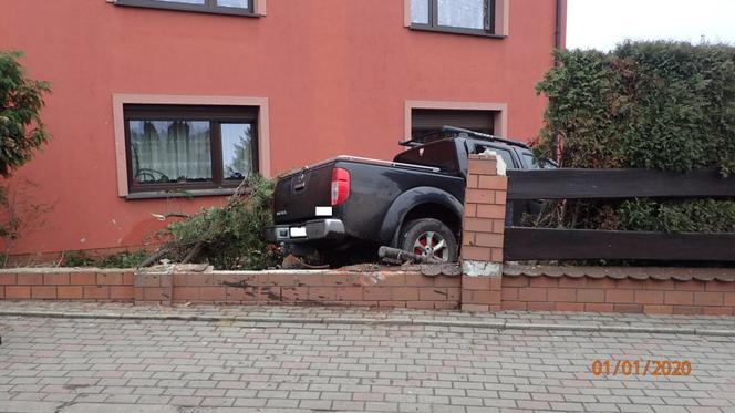 Nissan Navara w ogrodzeniu. Za kierownicą pijany 35-latek