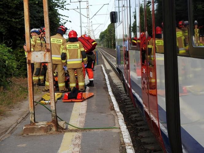 Koszmarny Wypadek W Regułach Mężczyzna Spadł Z Peronu Wprost Pod