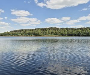 To jezioro w Olsztynie ma niezwykle czystą wodę. Jest kilka dzikich plaż, które świecą pustkami