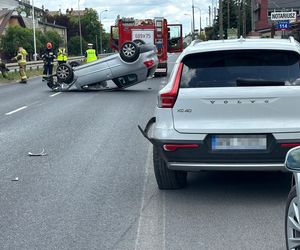 Dachowanie w Markach. Dwie osoby ranne, w tym dziecko