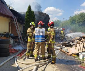 Trudna akcja strażaków na ul. Deszczowej w Lublinie. Palił się budynek gospodarczy [GALERIA]