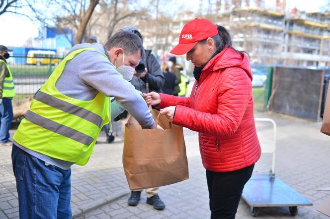 Wolontariusze "Super Expressu" rozdali prezenty warszawiakom na Wielkanoc