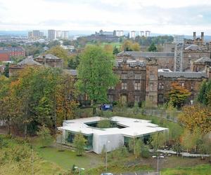 Otoczenie Maggie`s Cancer Center w Glasgow. Fot. © Charlie Koolhaas, materiały prasowe Mies van der Rohe Award 2013