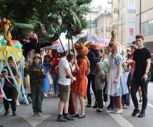 Deszcz nie był im straszny! Bajkowy Korowód przeszedł ulicami Lublina. Zobacz zdjęcia!