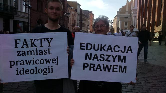 Toruń mówi "TAK dla edukacji seksualnej!". Za nami demonstracja w sercu miasta