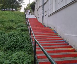 Dewastacja słynnej atrakcji Krakowa. Tęczowe schody przemalowano na barwy narodowe