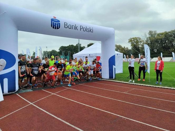 Pomaganie przez bieganie w Łomży. Za nami 7. PKO Bieg Charytatywny! ZDJĘCIA