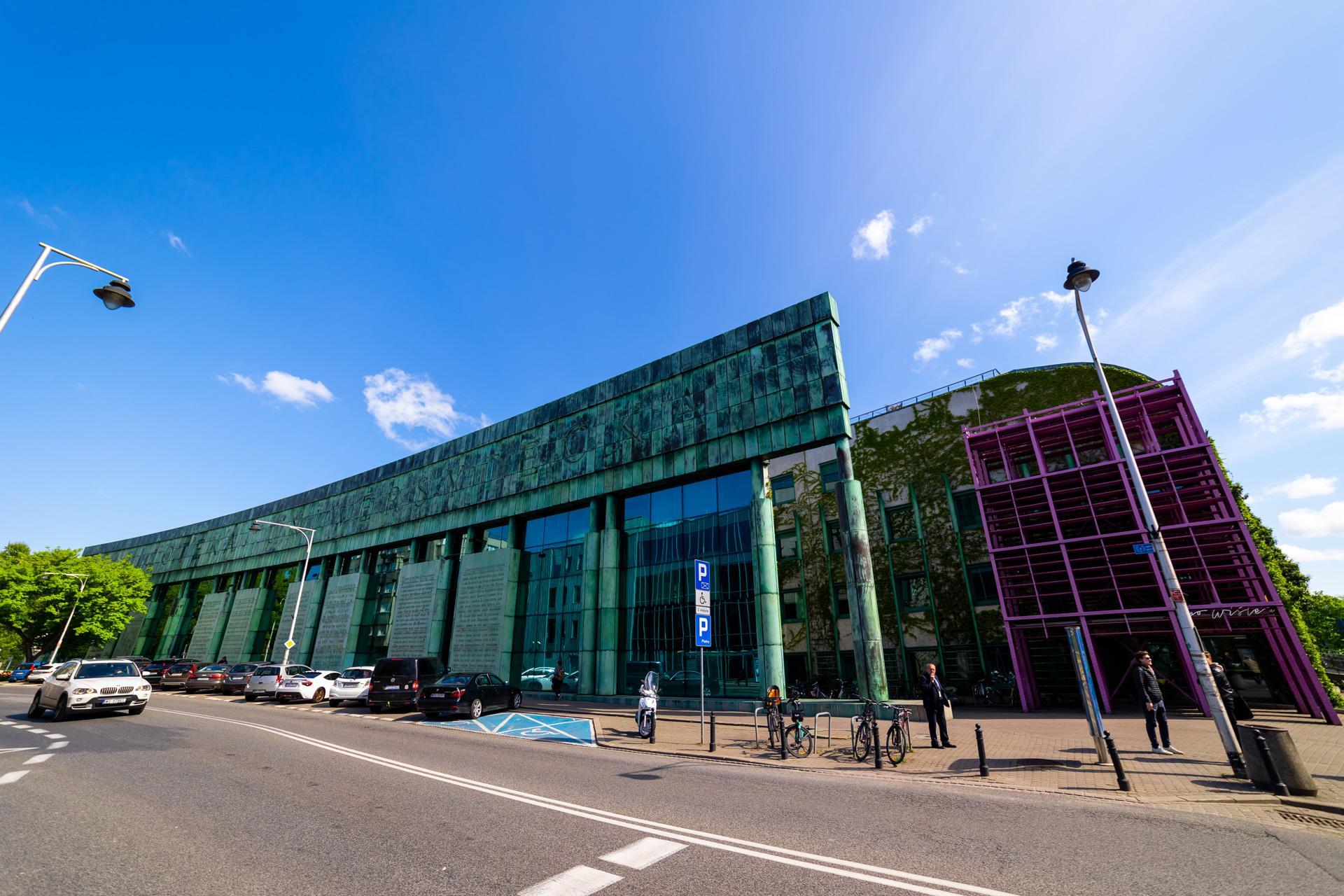 Biblioteka Uniwersytecka w Warszawie - zdjęcia. Zobacz postmodernistyczną ikonę, którą kiedyś uznawano za kicz