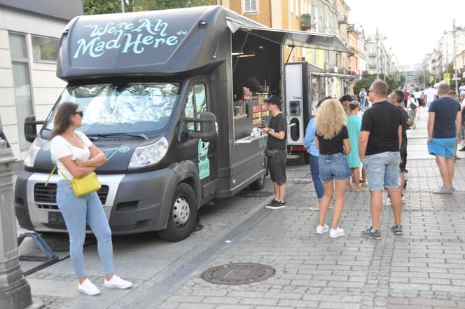 Ostatnia niedziela lata 2023 w Kielcach. Tłumy w centrum miasta