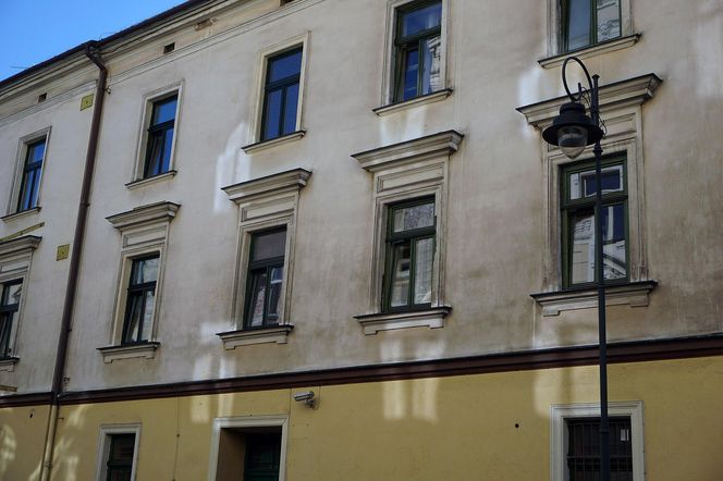 To jeden z najsłynniejszych budynków w Krakowie. W PRL-u stał się własnością państwa