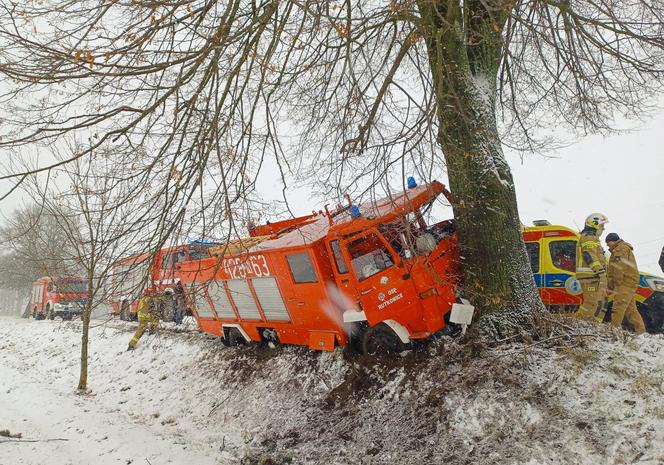 Strażacy wracali z wypadku, skończyli w szpitalu. Wóz wjechał w drzewo.