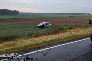 Z jednego auta została kupa złomu, drugie wypadło z drogi