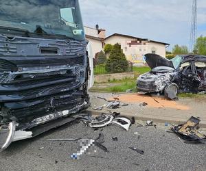 Ciężarówka uderzyła w mazdę na skrzyżowaniu. 66-latek zginął na miejscu! 