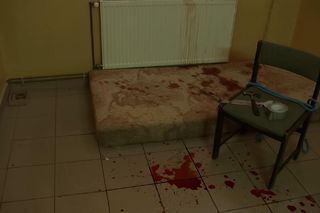 Pierwsza miłość odc. 3936. Krew na zapleczu sklepu, do którego Mateusz ściągnął Emilkę i Kingę