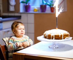 Mama wspomina 2. urodziny autystycznej córeczki. Nie popełnię więcej tego błędu