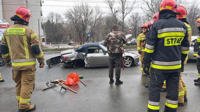 Roztrzaskał sportowe auto na latarni! Ogromny wypadek na Grochowie