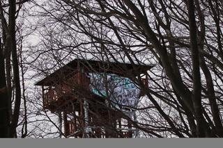  Wieszali baner na wieży widokowej w Mucznem. Nadleśnictwo: Zagrożenie dla życia turystów