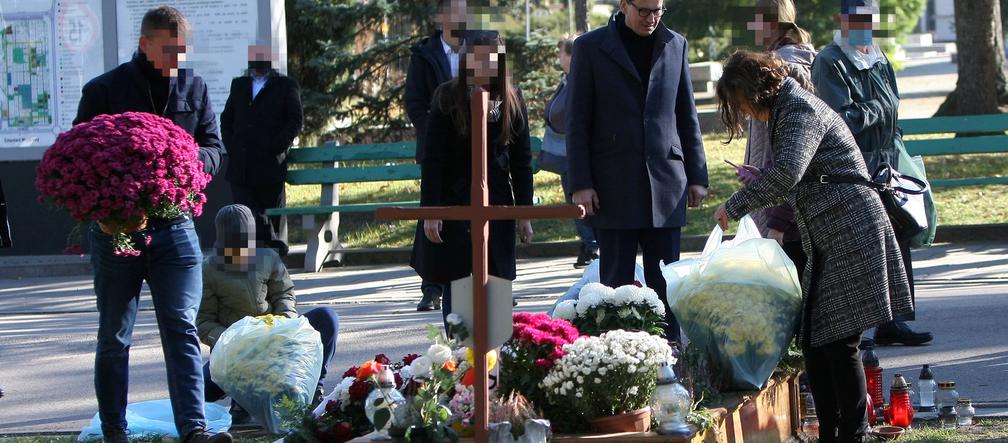 Mateusz Morawiecki wraz z rodziną odwiedził grób ojca