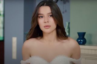 Zeynep przymierzy suknię ślubną, a Ege oszaleje na jej widok.