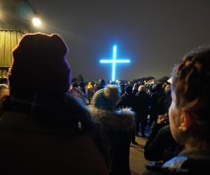 Ogrom wiernych przybył na Drogę Krzyżową na Majdanku. Mamy zdjęcia!
