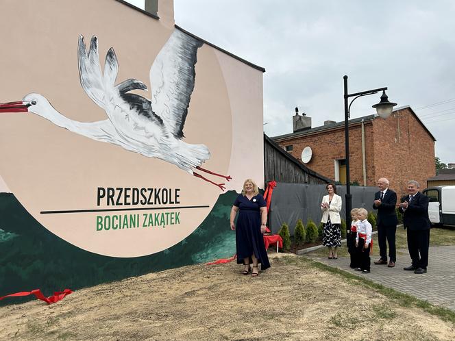 Pierwszy w Zagórowie bociani mural w Bocianim Zakątku