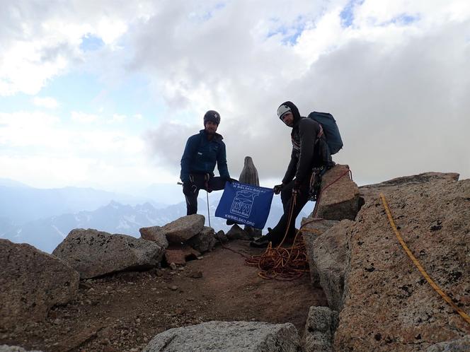 Andrzej Ficek, Roman Forysiak i Szymon Podosek z Klubu Wysokogórskiego w Bielsku-Białej, pokonali klasyczną drogę na szczyt Petit Dru w masywie Mont Blanc