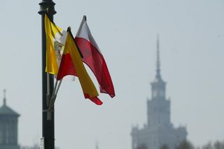 Flagi papieski i żałobne kiry na ulicach Warszawy