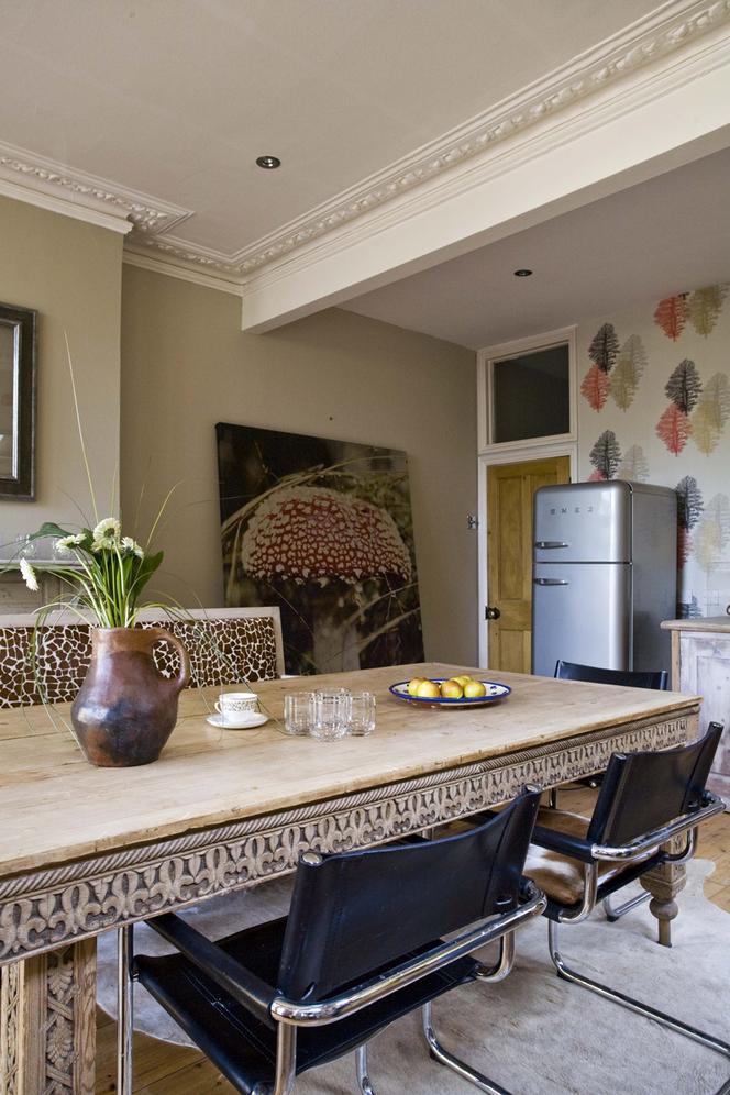 Bogato zdobiony stół w kuchni z jadalnią w stylu eklektycznym