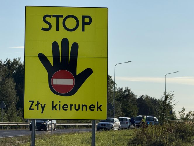 Chciał wjechać pod prąd na S8 pod Warszawą. Wyszedł z auta i prawie zasnął na drodze