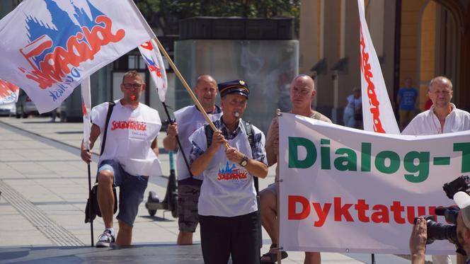 Protest pracowników PKP Cargo we Wrocławiu. Pracę ma stracić prawie 400 osób 